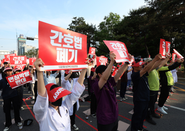 간호법 시행에 반대하는 의사와 간호조무사 등이 2차 부분 파업에 나선 11일 오후 서울 여의도 국회 인근에서 열린 간호법·면허박탈법 폐기 전국 2차 연가투쟁