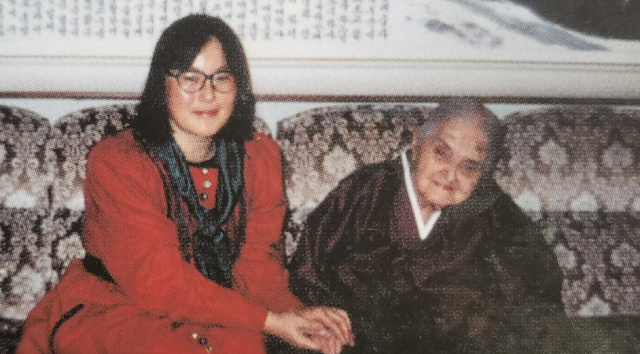 1989년 이화장에서 만난 이순애 작가와 프란체스카 여사(오른쪽). 이순애 작가 제공