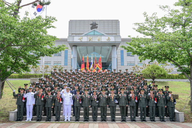 지난 12일 포항 해병대 교육훈련단에서 해병대 부사관 400기 139명 임관식이 거행되고 있다. 해병대 교육훈련단 제공.