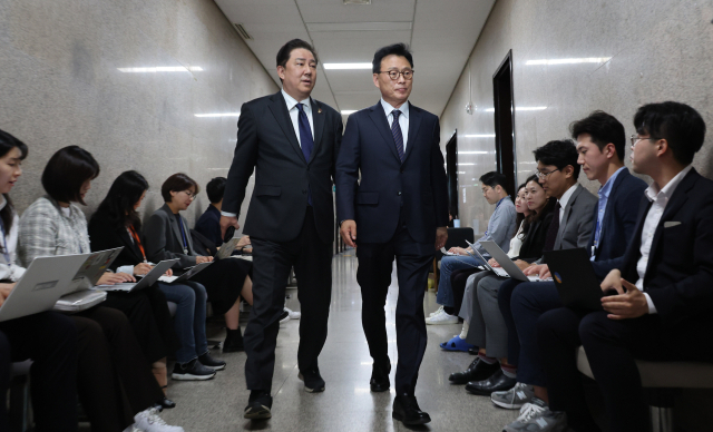 더불어민주당 박광온 원내대표와 김남국 의원 코인 진상조사단 팀장인 김병기 수석사무부총장이 12일 오후 서울 여의도 국회 당대표 회의실에서 열린 진상조사팀 중간보고에 참석하고 있다. 연합뉴스