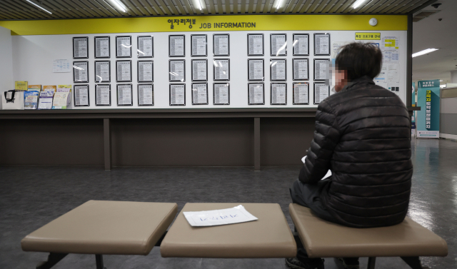 서울 마포구 서부고용복지플러스센터에서 한 구직자가 일자리 정보 게시판을 살펴보고 있다. 연합뉴스