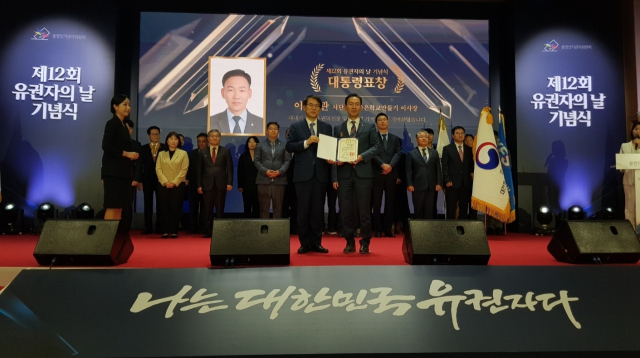 대구 지역 교육 발전을 위해 결성된 시민사회단체인 사단법인 좋은학교만들기의 이원관 이사장이 선거문화발전에 기여한 공로를 인정받아 지난 10일 오후 2시에 중앙선거관리위원회에서 진행된 시상식에서 대통령 표창을 받았다. 사단법인 좋은학교만들기 제공