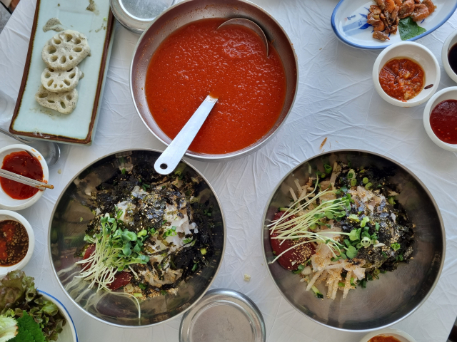 미강횟집의 참가자미 물회가 맛있게 차려져 있다. 기호에 따라 육수를 넣어먹어도 된다. 배형욱 기자