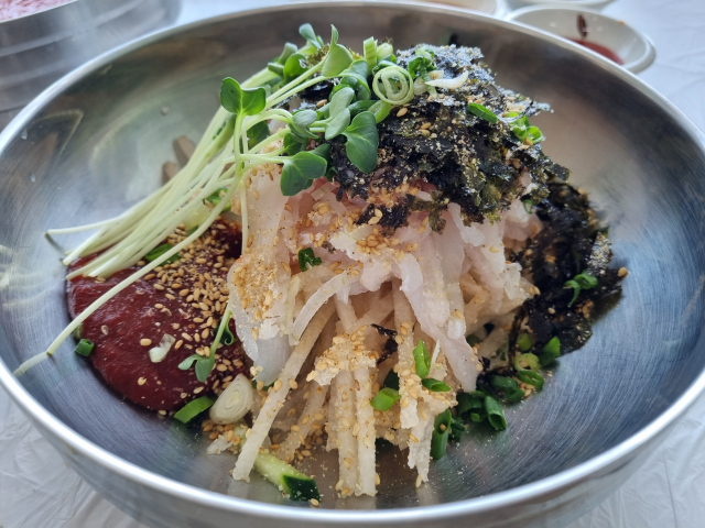 미강횟집의 참가자미 물회가 맛있게 차려져 있다. 기호에 따라 육수를 넣어먹어도 된다. 배형욱 기자