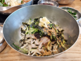 새포항물회집의 고추장 물회가 입맛을 돋우고 있다. 배형욱 기자