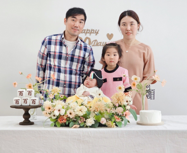 정다은·이민형 부부와 첫째 딸 유빈(5), 둘째 딸 채빈.