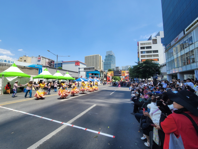 14일 중구 국채보상로 중앙네거리에서 공평네거리까지 약 600m에 이르는 구간에서 '2023 파워풀 대구페스티벌'이 열리고 있다. 박성현 기자