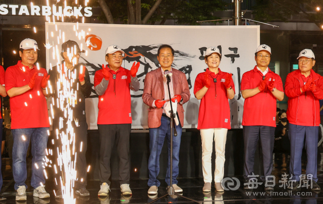 13일 오후 대구 중구 국채보상로 옛 노보텔 앞에서 열린 '파워풀대구페싀티벌' 개막식에서 내빈들이 개막선언을 하고 있다. 우태욱 기자 wooWimaeil.com