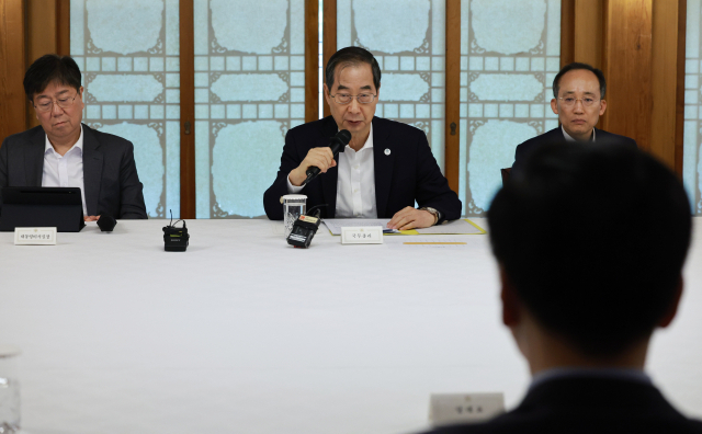 한덕수 국무총리가 14일 서울 종로구 총리 공관에서 열린 고위당정협의회에서 발언하고 있다. 연합뉴스