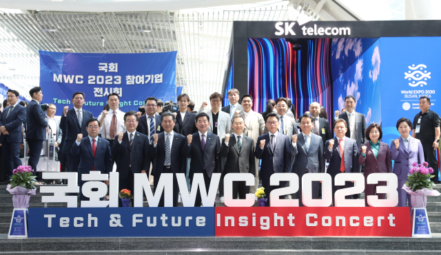 15일 국회 의원회관에서 열린 국회 MWC 2023 참여기업 전시회에서 김진표 국회의장, 민주당 이재명 대표, 박광온 원내대표 등이 기념촬영을 하고 있다. 연합뉴스