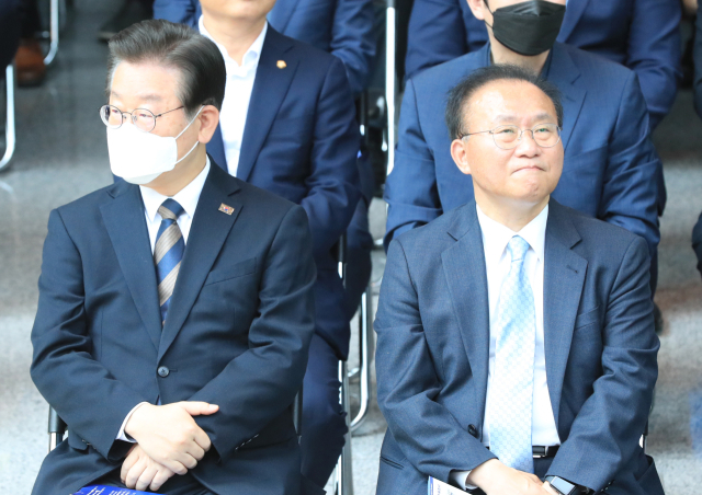 이재명 더불어민주당 대표와 윤재옥 국민의힘 원내대표가 15일 국회 의원회관에서 열린 국회 MWC 2023 참여기업 전시회 개막식에 참석하고 있다. 연합뉴스