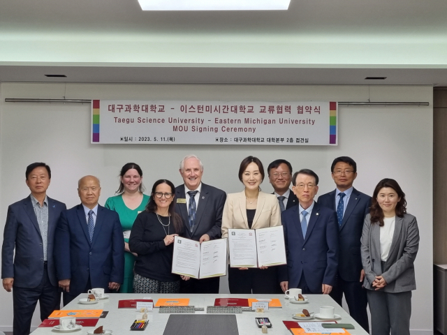 대구과학대와 이스턴미시간대(Eastern Michigan University)의 교류협력 협약식에서 참석자들이 단체 기념촬영을 하고 있다. 대구과학대 제공