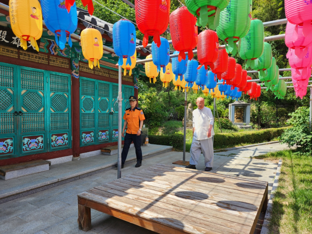 경북 구미소방서는 부처님 오신 날을 대비해 전통사찰 봉죽사에 방문해 화재 예방 점검을 실시했다. 구미소방서 제공