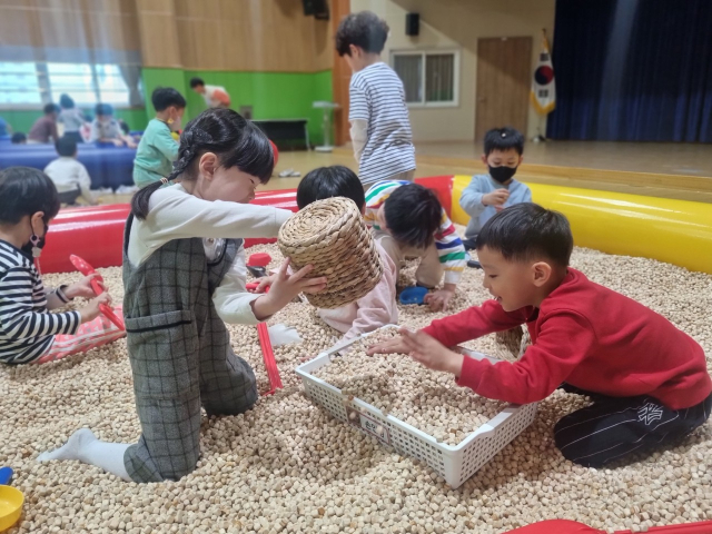 경북지역 한 유치원에서 원아들이 나무큐브를 활용해 놀이를 하고 있다. 경북교육청 제공