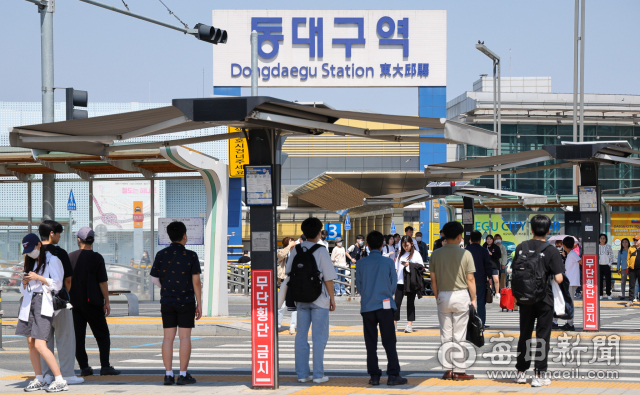 지난 15일 오후 때이른 더위 속에 동대구역 앞 횡단보도 스마트 그늘막 아래서 시민들이 녹색신호를 기다리고 있다. 대구지역 8개 구군은 폭염대책으로 교차로 등 유동인구가 많은 곳에 고정형 그늘막과 스마트 그늘막 설치를 늘리고 있다. 우태욱 기자 woo@imaeil.com
