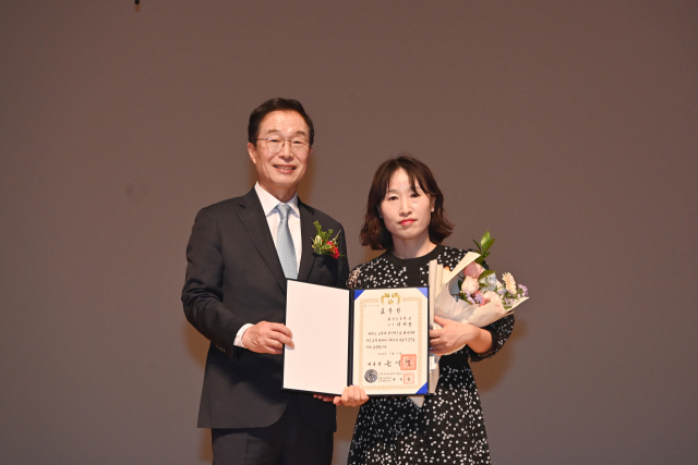 제42회 스승의 날을 맞아 대통령 표창을 받은 이미정 황성초등학교 교사(오른쪽)과 임종식 경북도교육감이 시상식 후 기념 촬영을 하고 있다. 경북교육청 제공