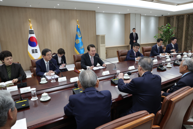 윤석열 대통령이 15일 서울 용산 대통령실 청사에서 한일 경제인 회의의 일본 대표단을 접견하고 있다. 연합뉴스