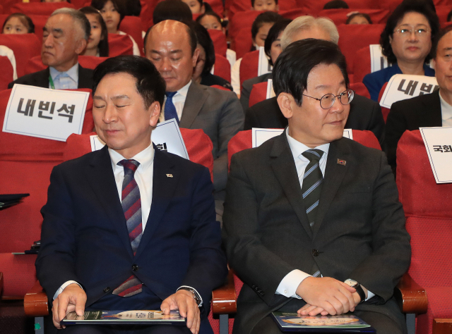 김기현 국민의힘 대표와 이재명 민주당 대표가 4일 국회에서 열린 어린이 안전 헌장 선포식에 참석하고 있다. 연합뉴스