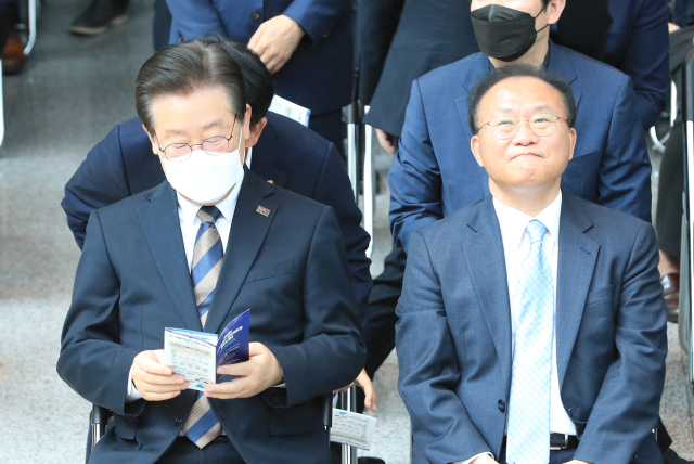 민주당 이재명 대표와 국민의힘 윤재옥 원내대표가 15일 국회 의원회관에서 열린 국회 MWC 2023 참여기업 전시회 개막식에 참석하고 있다. 연합뉴스