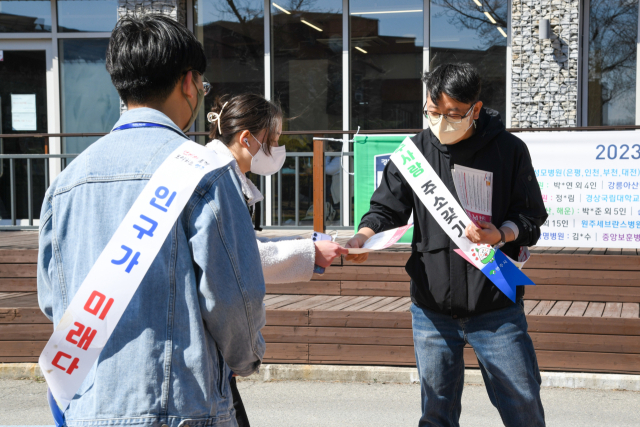 영주시가 대학 축제장에 전입 창구를 개설, 운영해 좋은 성과를 올리고 있다. 영주시청 직원들이 전입신고 안내문을 전달하고 있다. 영주시 제공
