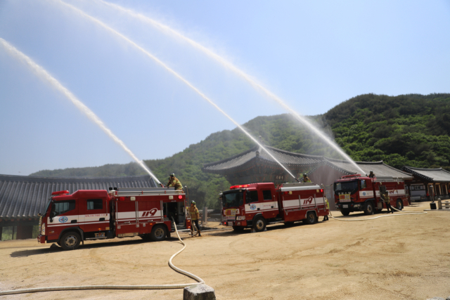 예천소방서 소방관들이 용문사 목조건물에 화재가 발생했다는 가상 시나리오로 모의 훈련을 하고 있다. 예천소방서 제공
