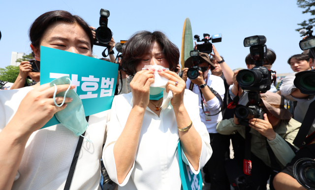 16일 오전 서울 용산 대통령 집무실 앞에서 대한간호협회 주최로 열린 간호법 공포 촉구 기자회견이 끝난 뒤 한 참가자가 눈물을 흘리고 있다. 이날 윤석열 대통령은 간호법 제정안에 대한 재의요구권을 행사했다. 연합뉴스