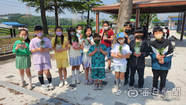 경산 다문초등학교 학생들이 16일 