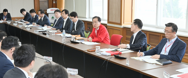 홍준표 대구시장은 16일 시청 산격청사에서 열린 간부회의에서