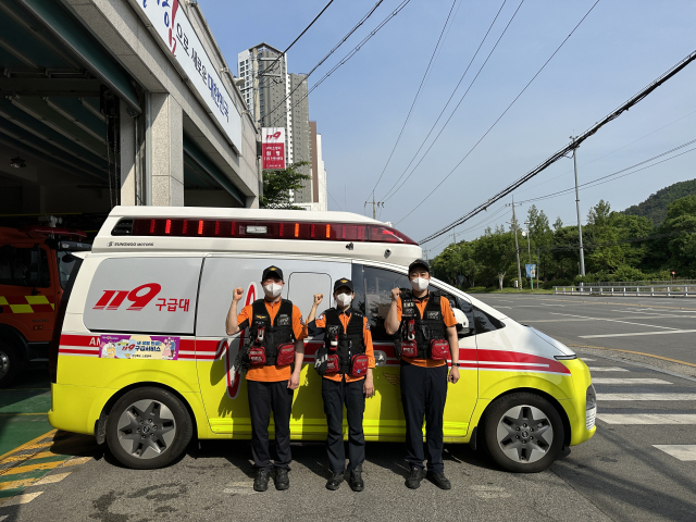 갑작스러운 산통으로 119 신고에 따라 출동한 구미소방서 구급대원들이 침착하게 분만응급처치로 탯줄 결찰과 신생아처치까지 완벽하게 했다. 구미소방서 제공