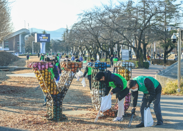 영남대 캠퍼스에서 아침 청소 봉사 활동을 펼치고 있는 최외출 총장과 학생들. 영남대 제공