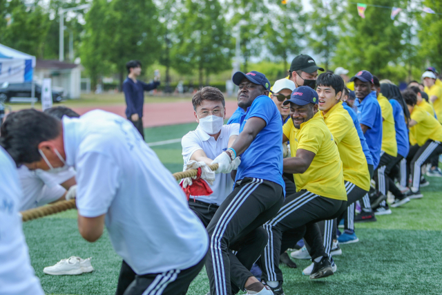 영남대 개교 75주년 기념 외국인 유학생 체육대회에서 줄다리기를 하고 있는 최외출 총장과 외국인 유학생들. 영남대 제공