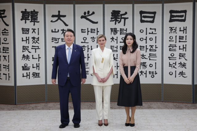 윤석열 대통령과 김건희 여사가 16일 오후 서울 용산 대통령실 청사에서 볼로디미르 젤렌스키 우크라이나 대통령의 부인 올레나 젤렌스카 여사와 기념촬영을 하고 있다. 젤렌스카 여사는 젤렌스키 우크라이나 대통령의 특사 자격으로 한국을 찾았다. 연합뉴스