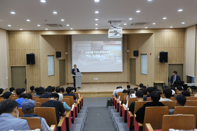 이재하 대구상공회의소 회장이 경북도립대에서 퍼스트무버라는 주제로 특강을 하고 있는 모습. 경북도립대 제공