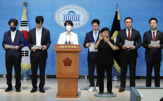 정치개혁 2050 소속 여야 청년 정치인들이 17일 오전 국회 소통관에서 기자회견을 열고 선거제 개편에 대한 공론조사 결과를 국회가 표결할 것을 촉구하고 있다. 왼쪽부터 더불어민주당 이탄희 의원, 더불어민주당 권지웅 전 비대위원, 정의당 장혜영 의원, 더불어민주당 이동학 전 최고위원, 이문열 경기북도 희망포럼 대표, 국민의힘 송영훈 법률자문위원회 위원. 연합뉴스