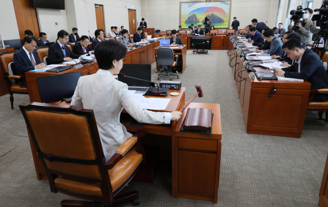 17일 오전 국회에서 열린 정무위원회 전체회의에서 백혜련 위원장이 의사봉을 두드리고 있다. 정무위는 이날 국회의원의 가상자산 자진신고 및 조사에 관한 결의안을 채택했다. 연합뉴스