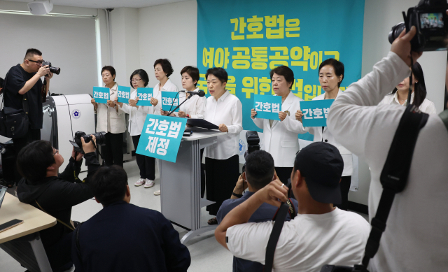 김영경 회장을 비롯한 대한간호협회 임원들이 17일 서울 중구 대한간호협회 인근에서 간호법 거부와 관련해 입장 발표 기자회견을 하고 있다. 연합뉴스