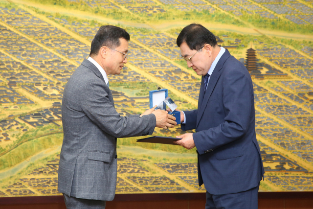 이근원(왼쪽) 국방부 유해발굴감식단장이 17일 경주시청 대외협력실에서 주낙영 경주시장에게 6‧25 전사자 유가족 찾기 지원 우수기관 감사장을 전달하고 있다. 경주시 제공