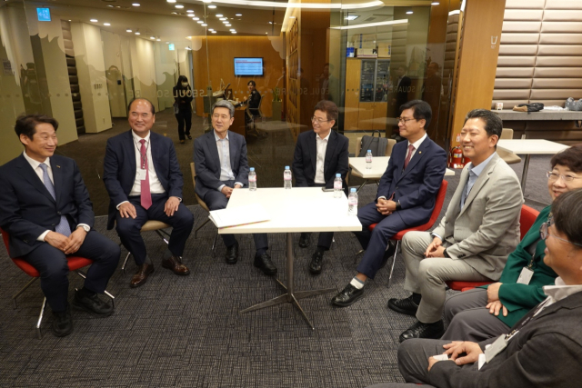 이철우 경북도지사가 17일 서울 중구 서울스퀘어에서 열린 국가첨단전력산업 특화단지 평가발표회 현장에 방문해 이강덕 포항시장과 김장호 구미시장, 강영석 상주시장 등과 만나 특화단지 유치 결의를 다졌다. 경북도 제공