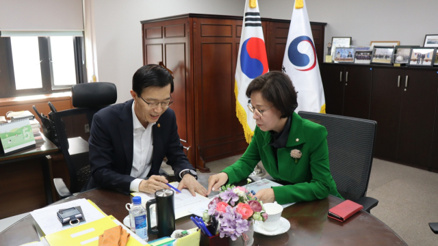 이인선 국민의힘 의원은 16일 방문규 국무조정실장을 만나 수성못·스카이브릿지 지역 사업에 대해 논의했다. 이인선 의원실