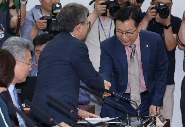 17일 국회에서 열린 윤리특위에서 여야 간사인 민주당 송기헌 의원(왼쪽)과 국민의힘 이양수 의원이 악수하고 있다. 연합뉴스