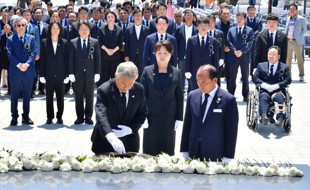 문재인 전 대통령이 17일 오전 광주 북구 운정동 국립 5·18민주묘지에서 헌화하고 있다. 연합뉴스
