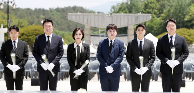 제43주년 5·18 민주화운동 기념일을 하루 앞둔 17일 오후 광주 북구 국립 5·18 민주묘지에서 이준석 국민의힘 전 대표(왼쪽에서 네번째)가 참배하고 있다. 연합뉴스