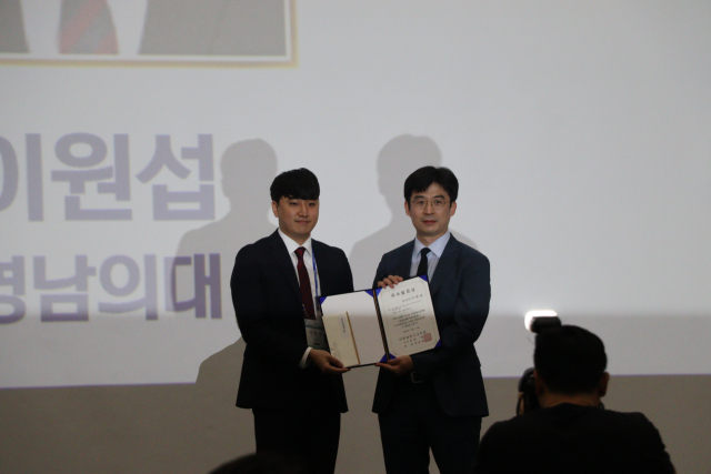 이원섭(사진 왼쪽) 영남대병원 성형외과 전공의가 지난 12일 