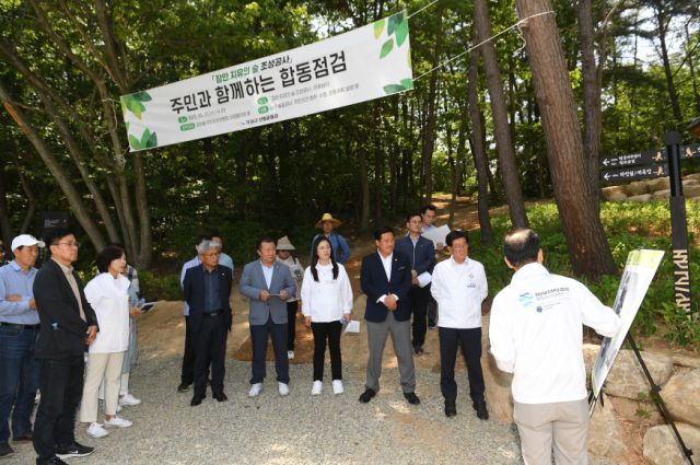 정종복 기장군수(오른쪽)와 지역주민들이 장안 치유의 숲 조성공사 준공을 앞두고 합동점검을 하고 있다. 제공 기장군