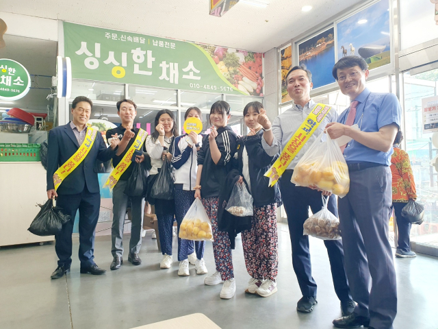 지난 15일 오후 대구 달성군 현풍읍에 있는 비슬고등학교 학생 및 교사들은 현풍백년도깨비시장을 방문해 비슬고와 현풍시장번영회가 공동 발행한 상품권으로 학생과 교사가 함께 장을 보며 지역 전통시장의 가치를 배우는