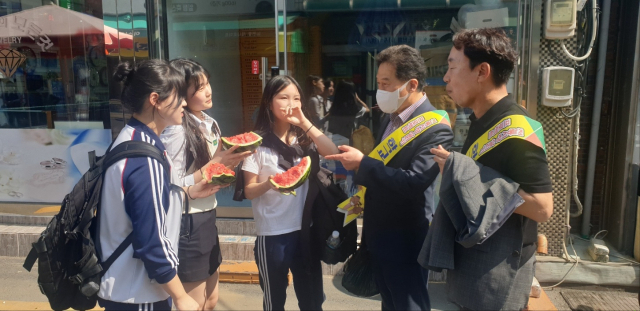 지난 15일 오후 대구 달성군 현풍읍에 있는 비슬고등학교 학생 및 교사들은 현풍백년도깨비시장을 방문해 비슬고와 현풍시장번영회가 공동 발행한 상품권으로 학생과 교사가 함께 장을 보며 지역 전통시장의 가치를 배우는