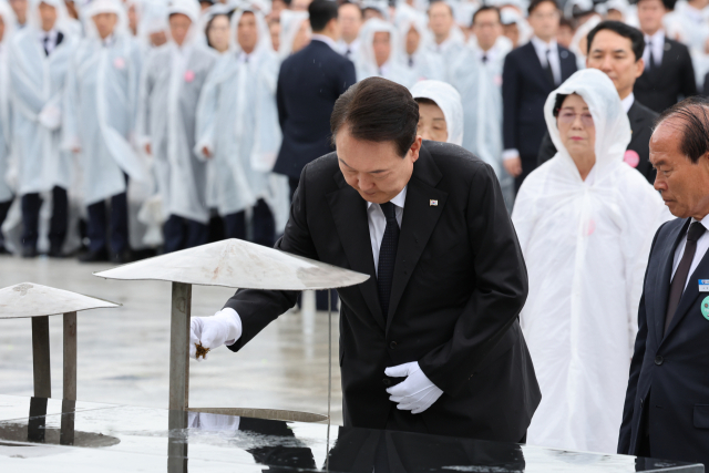 윤석열 대통령이 18일 광주 북구 국립5·18민주묘지에서 열린 제43주년 5·18민주화운동 기념식에서 분향하고 있다. 연합뉴스