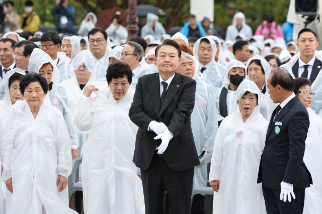 윤석열 대통령이 18일 광주 북구 국립5·18민주묘지에서 열린 제43주년 5·18민주화운동 기념식에서 참배를 위해 이동하고 있다. 연합뉴스