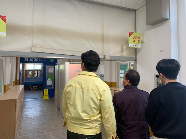 지난 10일 대구 남산고를 찾은 집중안전점검단이 건물의 마감재 상태 등을 점검하고 있다. 대구시교육청 제공