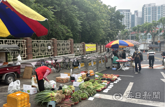 18일 오전 7시 달성공원 새벽시장은 이른 아침부터 내린 비로 사람이 없이 한산했다. 새벽 4시부터 장사를 하던 노점상들은 폐장은 8시 30분이지만 손님이 없어 하나 둘 철수를 하고 있었다. 한소연 기자